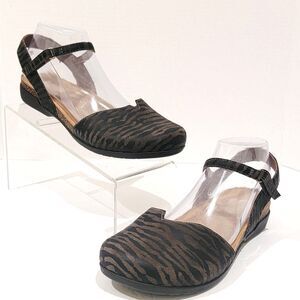 Dansko Rowan Closed Toe Sandals Black Zebra Tiger Striped Shoes Sz 40 US 9.5 10